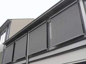 rem-che-nang-mua-ban-cong-tu-cuon-ngoai-troi